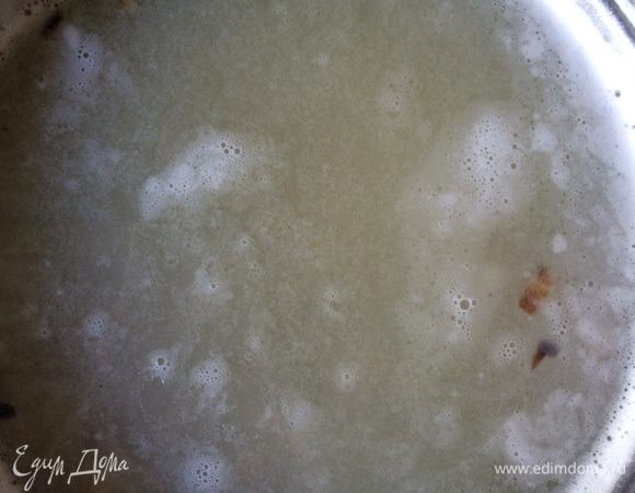 Доведите до кипения куриный бульон, добавьте утиную грудку (без кожи) и снова доведите до кипения.