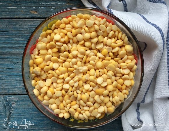 Слейте воду с гороха, добавьте его в бульон к утке. Туда же положите копченые окорочка целиком. Варите на среднем огне примерно 1 час, постоянно снимайте пену.