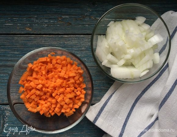 Морковь и лук очистите и нарежьте на мелкие кубики.