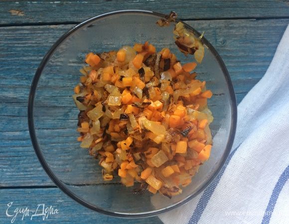 Разогрейте масло в сковороде и обжаривайте лук и морковь до золотистого цвета. Затем добавьте пассерованные овощи в суп.