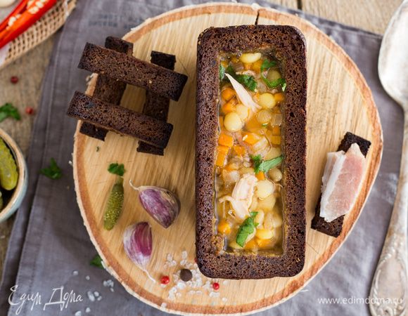 Разлейте суп в подсушенные буханки, украсьте зеленью и подавайте. Приятного аппетита. 