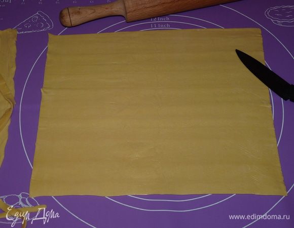 Тем временем тесто разровнять (у меня готовое тесто для штруделя), излишки обрезать (пригодятся для украшения).