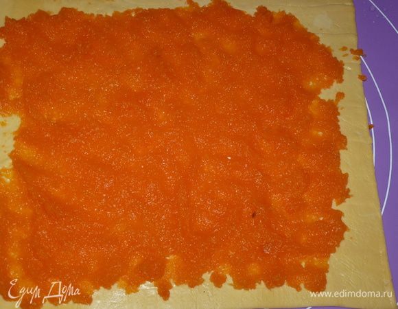 Выложить на тесто ровным слоем тыквенную массу.