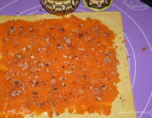 Сверху посыпаем сахаром и орехами.