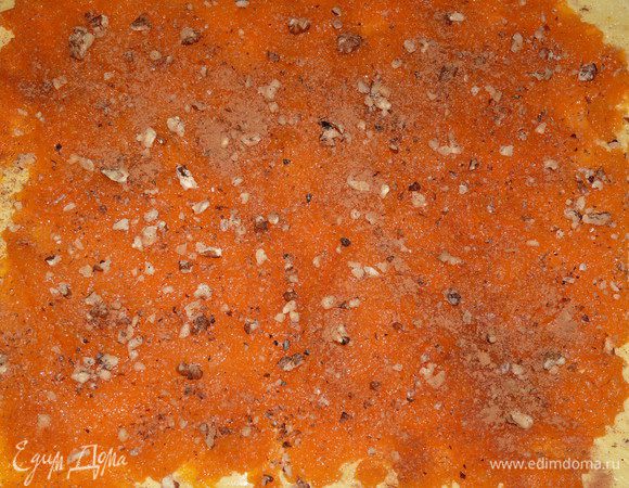 Мы очень любим корицу, поэтому я щедро посыпала, но это дело вкуса. Сверху натереть сливочное масло. 