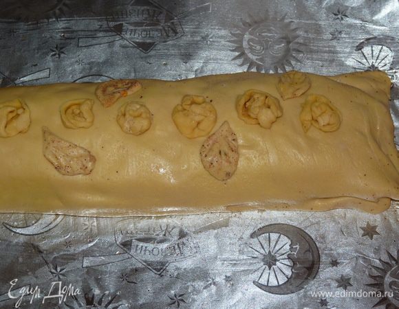 Форму для запекания смазать растительным маслом и выпекать в заранее разогретой до 180°С духовке 20 минут.