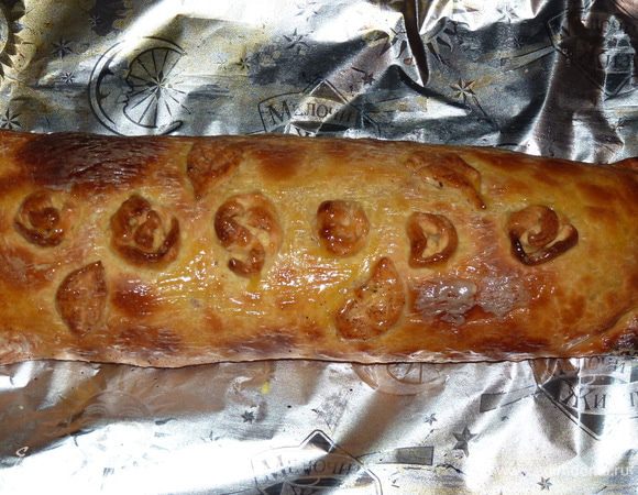 Смазать желтком, снизить температуру духовки до 150°С и выпекать еще 5 минут. Остудить в духовке с приоткрытой дверцей минут пять.