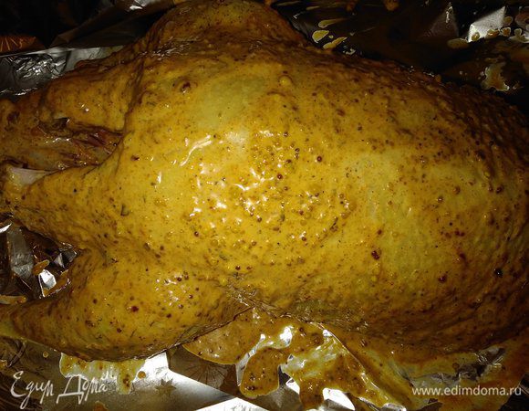 Смешать все ингредиенты для маринада, дать ему настояться минут 15. Длинную часть крыльев я отрезаю (есть четвероногий любитель). Намазать утку маринадом снаружи и внутри. Положить в прохладное место хотя бы на пару часов, а лучше на ночь.