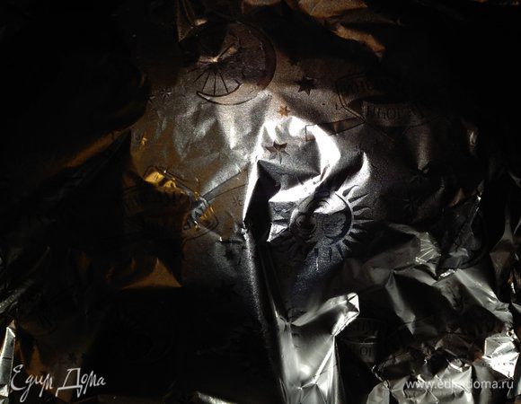 Выложить утку на фольгу, сверху прикрыть фольгой и выпекать в заранее разогретой до 140°С духовке 2 часа. Затем снять фольгу и запекать около 1 часа (в зависимости от духовки) при температуре 180°С, периодически (примерно каждые 10 минут) поливая жиром, выделившимся при запекании. У меня по времени запекания получилось ровно 3 часа. Обычно я заворачиваю в фольгу шею утки, чтобы при запекании не пересохла, но в этот раз забыла.