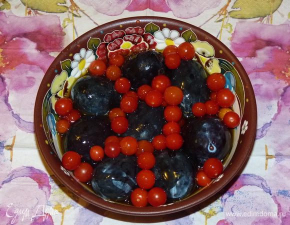 Через два с половиной часа от общего времени запекания сливы (они у меня крупные) и помидоры черри сложить в жаропрочную форму и полить жиром с утки (его будет достаточное количество). Поставить в духовку к утке и запекать 30 минут. 