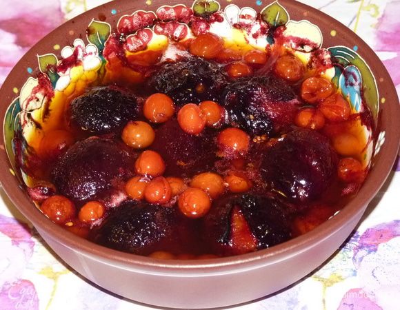 Вот так выглядят сливы и помидоры после запекания.