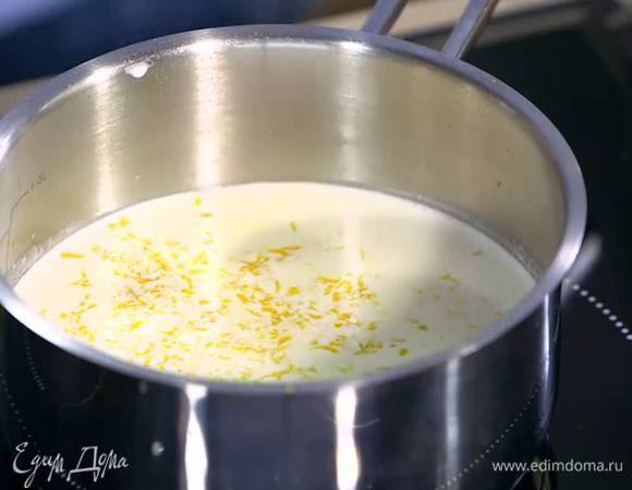 Молоко и сливки влить в кастрюлю, добавить цедру апельсина и прогревать на огне до появления первых пузырьков.