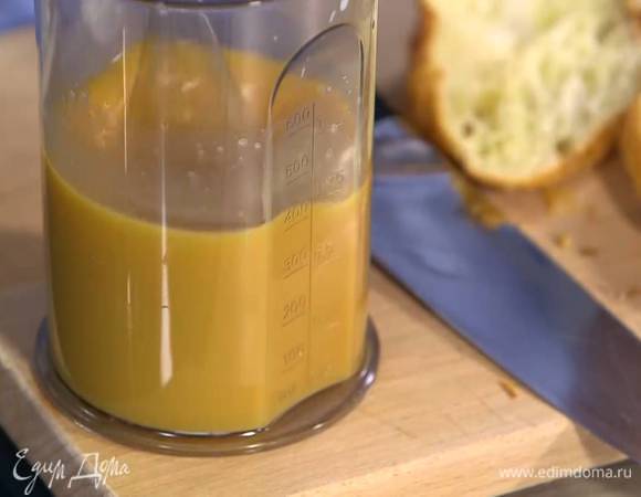 Яйца с сахаром взбить блендером с насадкой-венчиком в пышную массу.