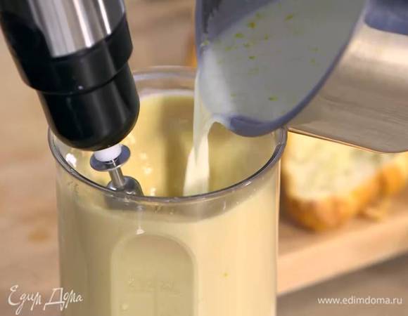 Не прекращая взбивать, влить горячие сливки с молоком и взбить еще немного, затем влить апельсиновый сок и все перемешать.