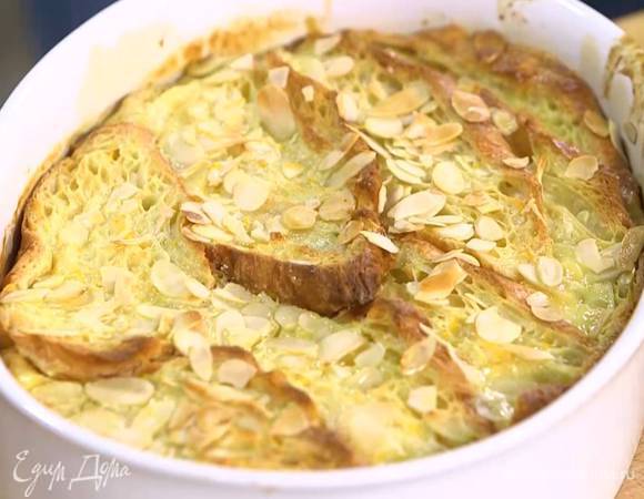 Выпекать пудинг в разогретой духовке 15‒20 минут.