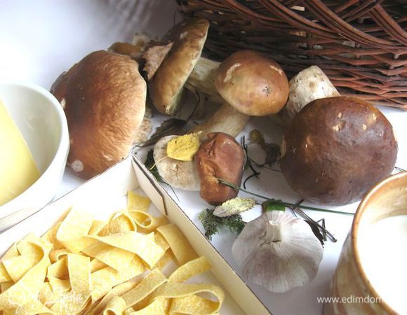 
Приготовить все, что вам потребуется для этого блюда. Обратите внимание, что количество соли, указанное в ингредиентах, относится и к варке пасты, и приготовлению грибов. Грибы очистить, обмыть слегка, промокнуть салфеткой.  