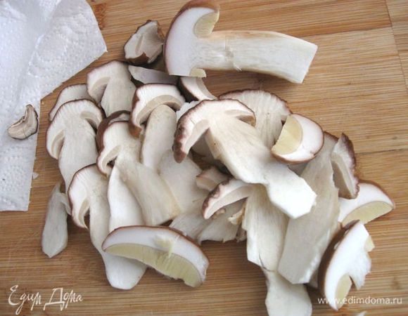 Грибы нарезать пластинками.