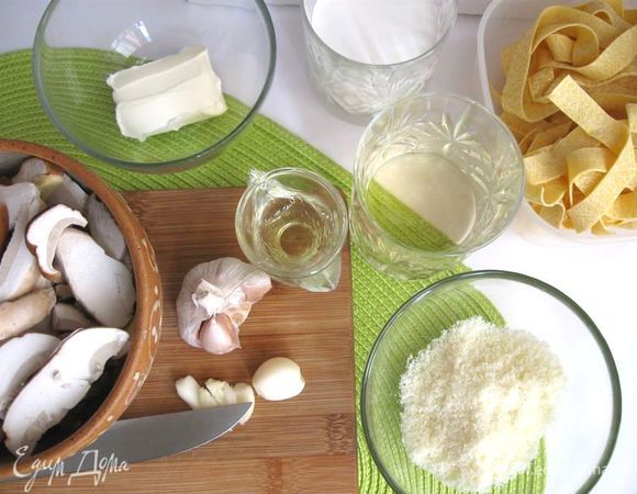  Чеснок раздавить плоской стороной ножа. Сыр натереть на мелкой терке. 