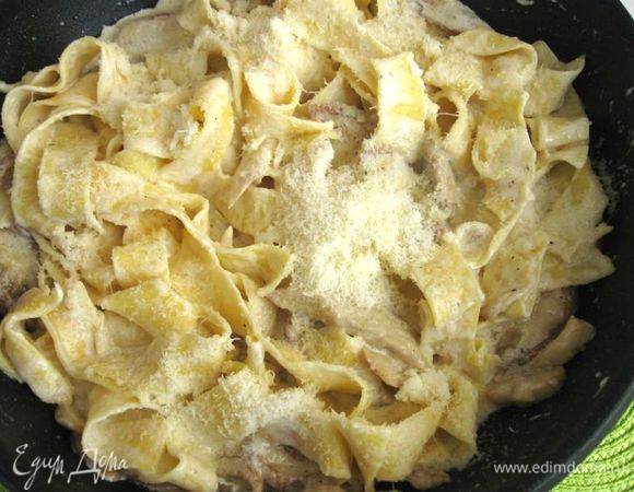 В воду (2 литра) добавить 0,5 ст. л. соли, вскипятить, положить пасту. Итальянские повара  дают совет: вода должна напоминать вкус океана, то есть, быть достаточно соленой, и воды должно быть довольно много по сравнению с пастой. Отварить  паппарделле в течение 5 — 6 минут до состояния аль денте. Слить воду через дуршлаг (не промывать).
Положить пасту на сковороду к грибам. Добавить сливки, пармезан. Подержать на сковороде до тех пор, пока сливки не прогреются, а сыр не расплавится (1 минута). 
