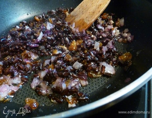 Заранее сварить черный рис согласно инструкции на упаковке. Кладем черный рис в сковороду и прогреем 2 минуты все вместе. Начинка готова.