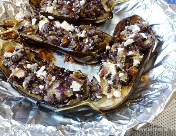 Начинить баклажановые лодочки фаршем из риса, изюма и брынзы. Отправить в духовку на 5 — 10 минут.
Приятного аппетита!