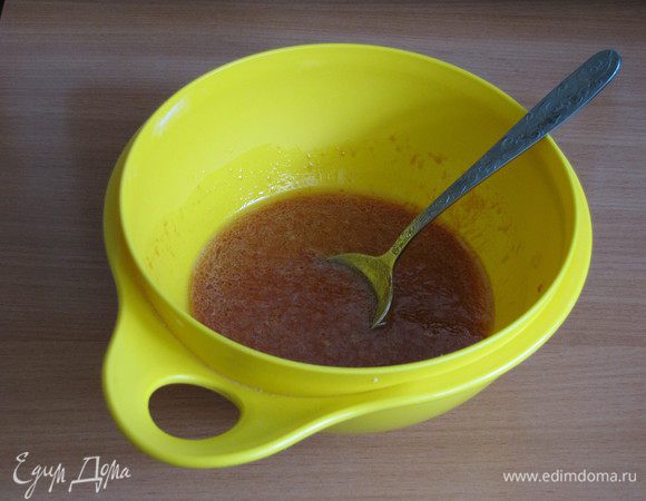 Добавить растительное масло, соль, сахар, разрыхлитель. Хорошо перемешать.