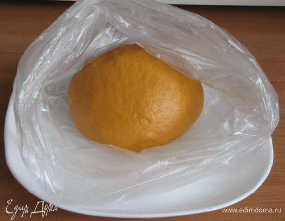 Добавить просеянную муку и замесить мягкое эластичное тесто. Сформировать из теста шар и убрать под пленку.