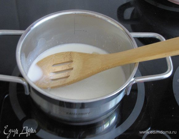 Приготовим соус. Для этого смешать в маленькой кастрюле сливки и молоко. Добавить чеснок, довести до кипения, убрать чеснок.