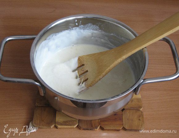 Растереть желток с мукой и щепоткой соли, добавить немного горячего молока со сливками, перемешать. Влить желтковую массу в кастрюлю со сливками и прогреть, пока соус не загустеет. Снять с огня, продолжая помешивать. Сыр натереть на мелкой терке и добавить в соус. Посолить по вкусу. Все тщательно перемешать. Если соус вам покажется густым, то можно еще добавить немного сливок.