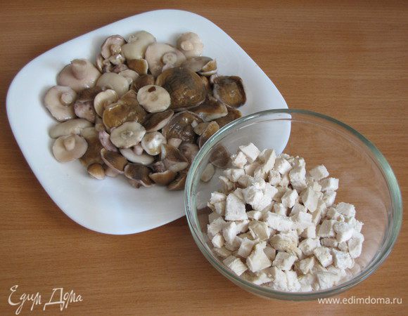 Подготовить начинку. Куриное филе нарезать небольшим кубиком. Грибы обжарить, если свежие. У меня были маринованные маслята, обжаривать не стала. Помидоры черри разрезать на две половинки.