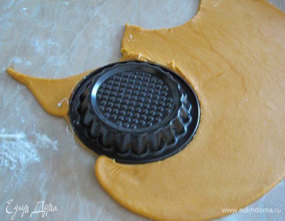 Тесто раскатать и вырезать круги по диаметру формочек. Формочки нужно брать не высокие.