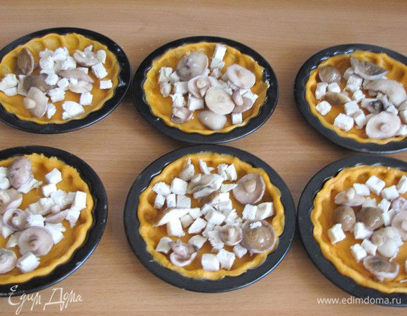 Выложить курицу и грибы.