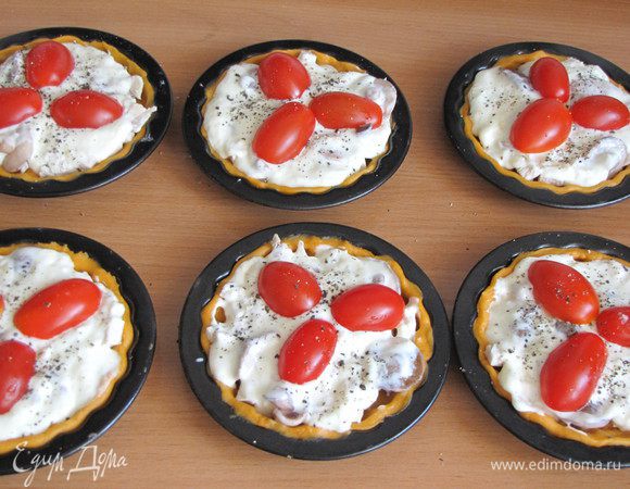 Сверху выложить помидоры черри. Посыпать свежемолотым перцем.