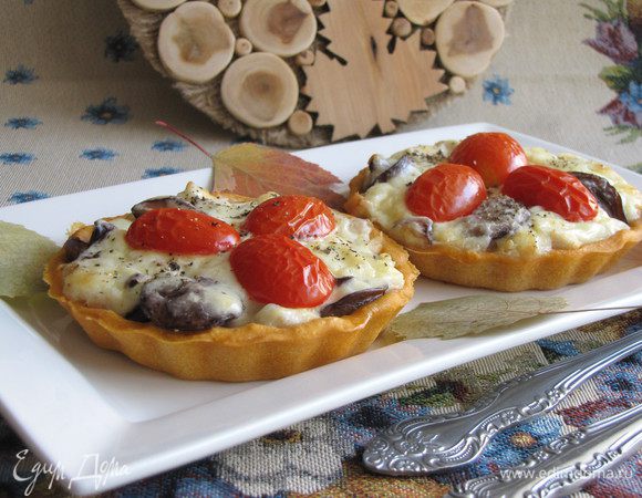 Поставить в разогретую до 180°С духовку и выпекать 25 минут. Тарталетки готовы, зовем всех к столу пробовать.