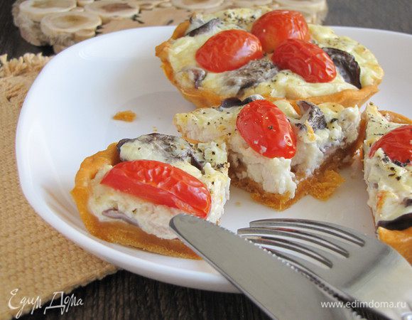 Можно нарезать на кусочки. Очень вкусно и в холодном виде.