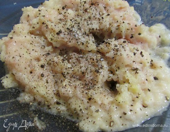 Куриное мясо, лук и яблоко пропустить через мясорубку. Посолить, поперчить и хорошо перемешать.