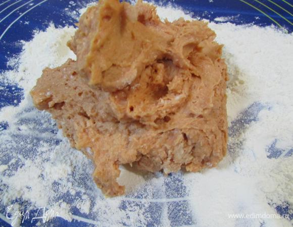 Выложить тесто на рабочую поверхность. Внимание! У автора на тесто ушло 100 граммов муки. Мне этого количества было мало. Я добавила еще 80 граммов.