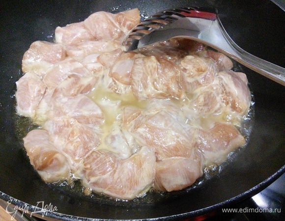В сковороде (в идеале вок) разогреть масло для фритюра ~ 2 — 3 ст. л. И обжарить кусочки куриного филе до золотистой корочки. Выкладывайте сразу все мясо вместе с соусом. Ничего не прилипает, обжаривайте, помешивая, около 5 — 10 минут. 
