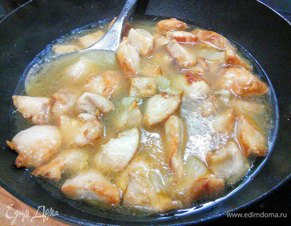 Выложить дольки лимона в соус, а соус влить в вок с курицей. Тушить и жарить уже ничего не нужно, только позаботиться о том, чтобы соус покрыл все кусочки куриного филе. 