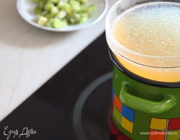 Ставим замоченный желатин на паровую баню для его растапливания до однородной массы.