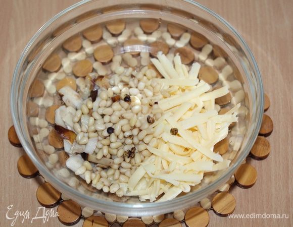 Добавить кедровый орех и раздавленные ягоды можжевельника, перемешать.