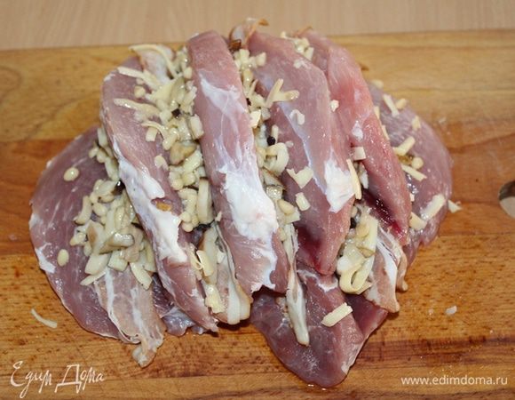  Смесью нашпиговать мясо.