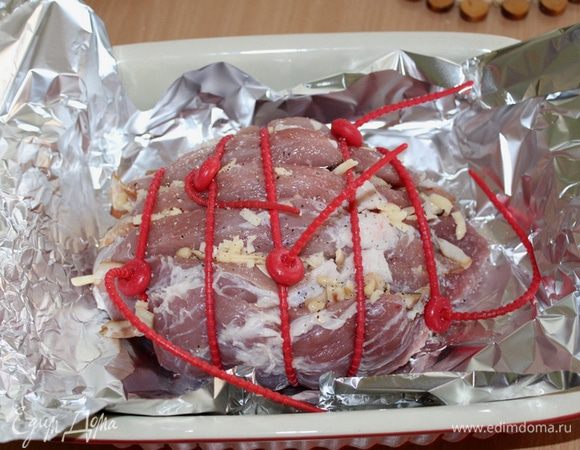 Стянуть жгутами или плотно перевязать кулинарной нитью, сверху посолить, поперчить.