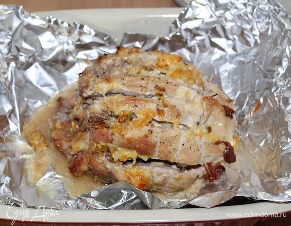 20 минут запекаем при 250°С, до появления золотистой корочки, затем температуру снижаем до 180°С и запекаем до готовности, примерно около часа, в зависимости от куска мяса.