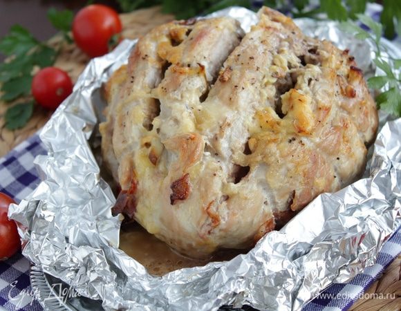 Достаем мясо из духовки, снимаем жгуты, режем на кусочки. Эта буженина хороша и в холодном виде.