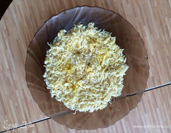 Ролтон ломаем на маленькие кусочки, добавляем половину пачки приправы, заливаем водой.