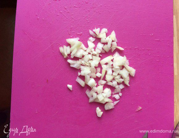 Режем лук мелко.