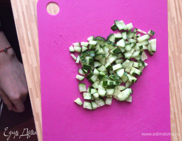 Огурец нарезаем кубиками.