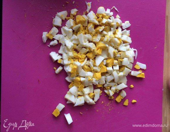 Яйца кубиками нарезаем