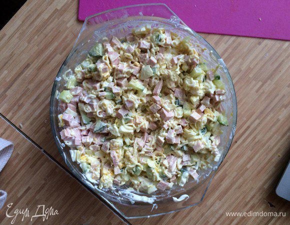 Все ингредиенты смешиваем, заправляем майонезом и наслаждаемся вкусным салатом.
